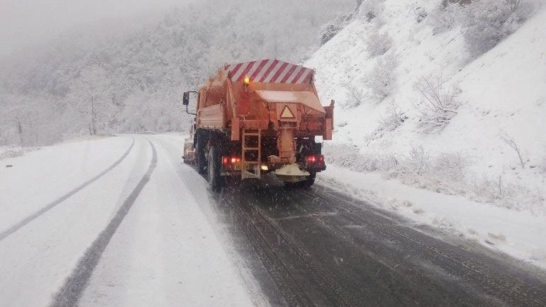 Θεσσαλονίκη: Επιχείρηση απεγκλωβισμού ενός πατέρα με το μόλις ενός έτους παιδί του